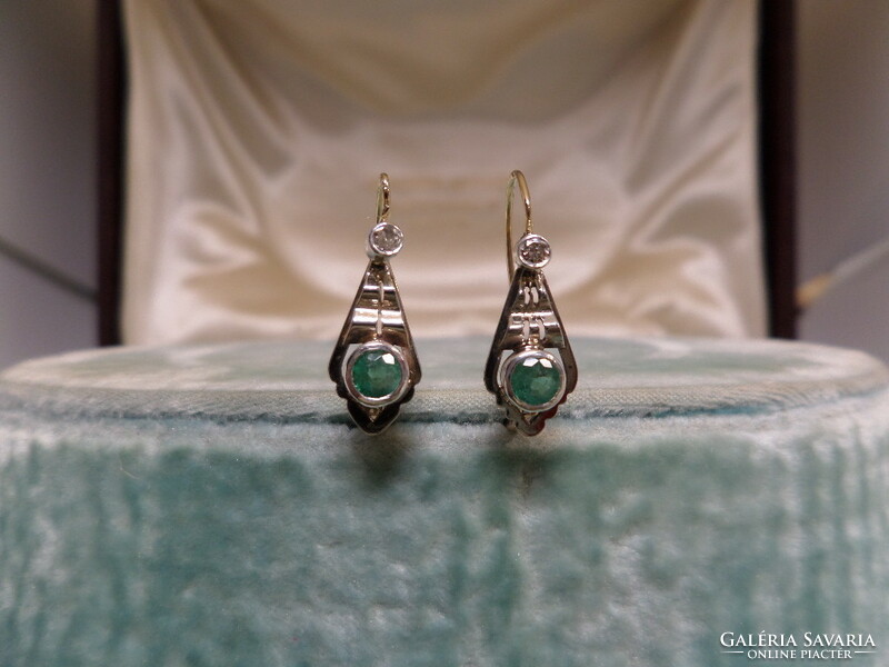 Art deco antique gold earrings with a pair of emeralds and brillies