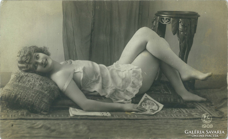 1909. Fiatal nő erotikus fotója. Eredeti papírkép. Régi fotó. Fekete-fehér fotólap, képeslap.