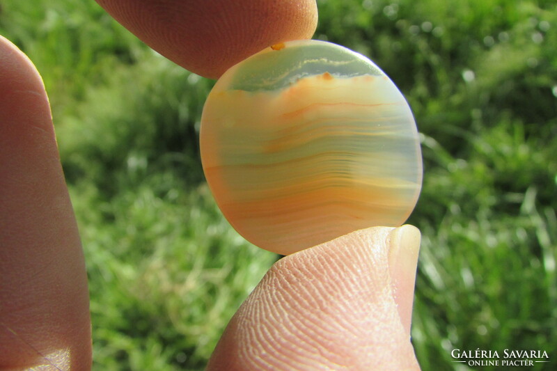 An agate cabochon made with unique craftsmanship.