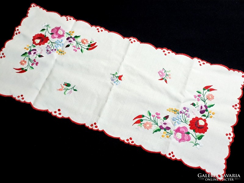 Tablecloth embroidered with a Kalocsa pattern, runner, 75 x 33 cm