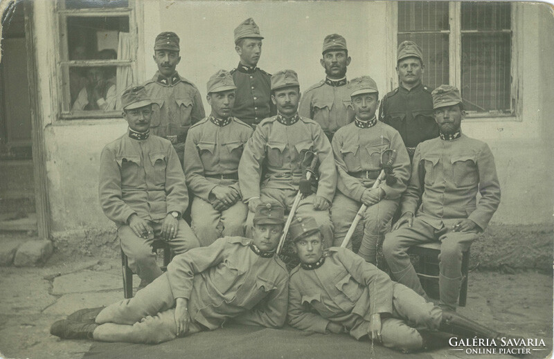 1915 – Első világháborús K.u.K. katonák állomáshelyükön. Szolnok. Képeslap, fotólap.