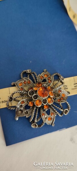 Brooch with amber stone