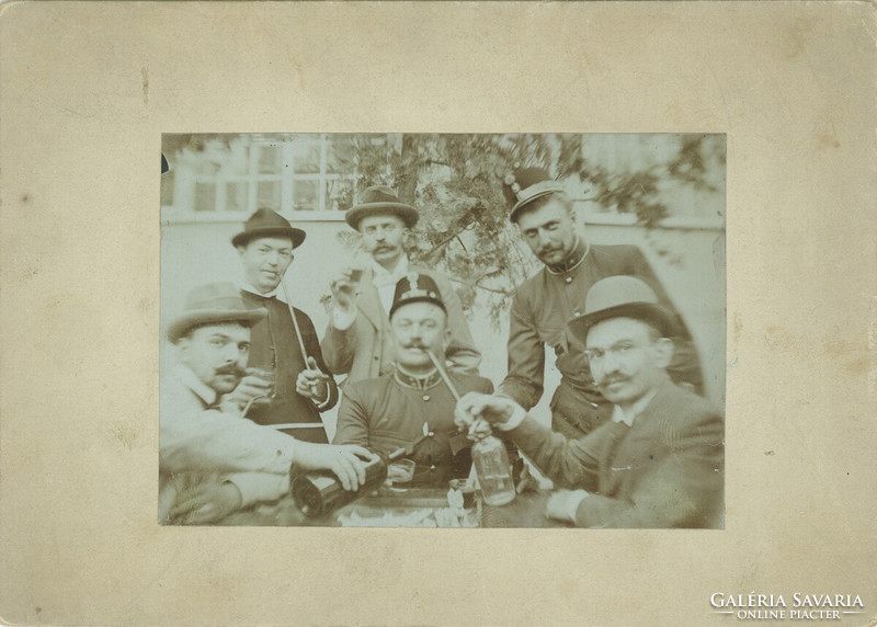 1900-as évek eleje. Érdekes férfitársaság, iszogatás közben.