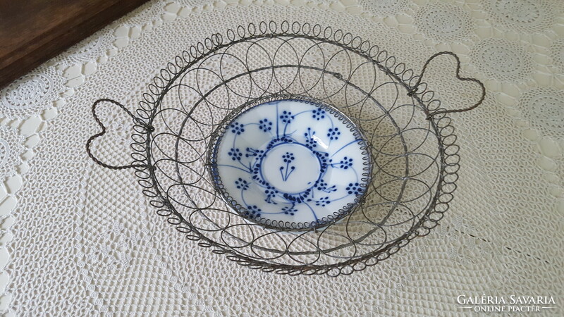 Round wire basket with a Sarreguemines porcelain plate in the middle