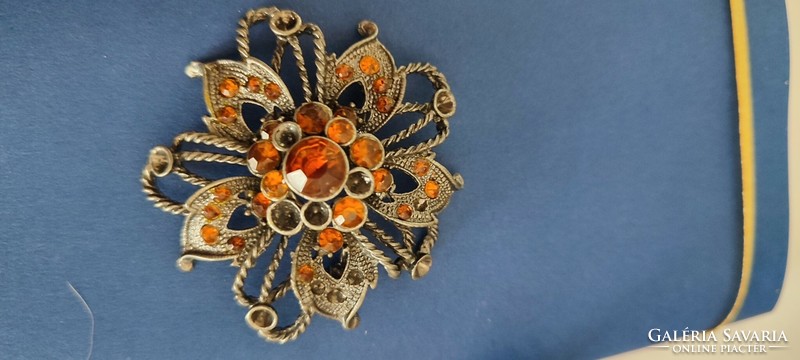 Brooch with amber stone