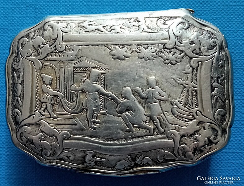 Barokk ezüst szelence , vésett történelmi képpel ( Kolumbusz ) és vadászjelenetekkel