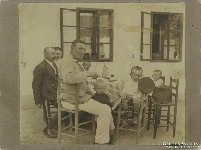 Around 1900. In a family circle in front of the house. The identity of the people in the picture and the creator of the picture are unknown.