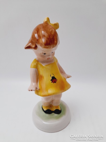 Bodrogkeresztúri kerámia figura, katicás kislány sárga ruhában