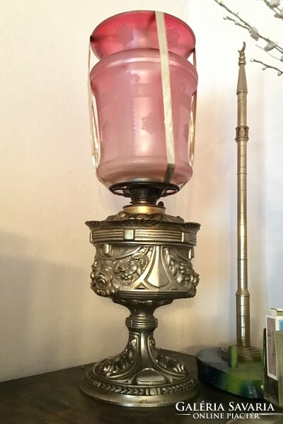 Petróleum lámpa különleges fémtesttel és metszett üvegburával