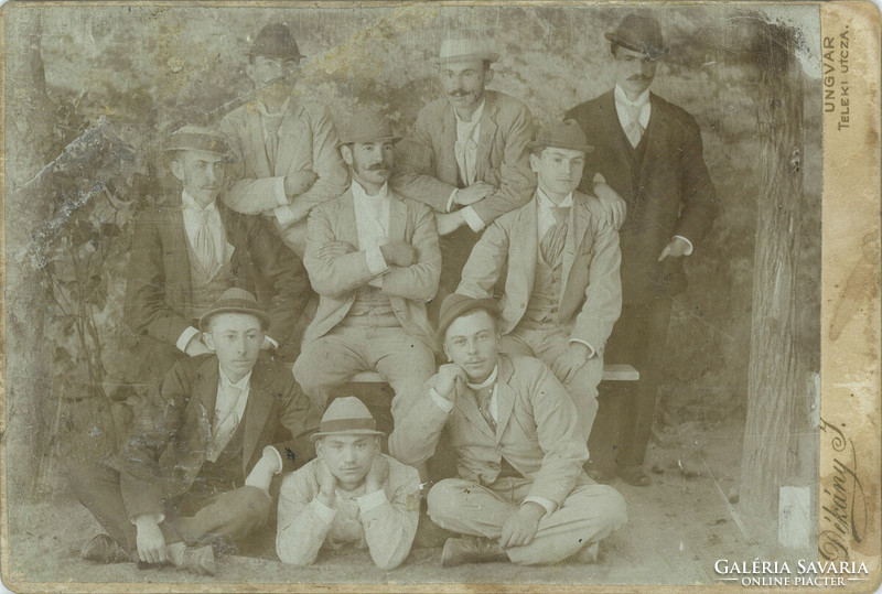 1900-as évek eleje. Dékány J. fényképészeti műterme, Ungvár. Legények csoportképe. Kabinetfotó / kem