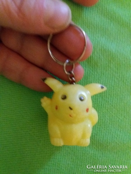 Retro traffic goods bazaar goods metal / plastic keychain pokemon pikachu figurine according to the pictures 1.
