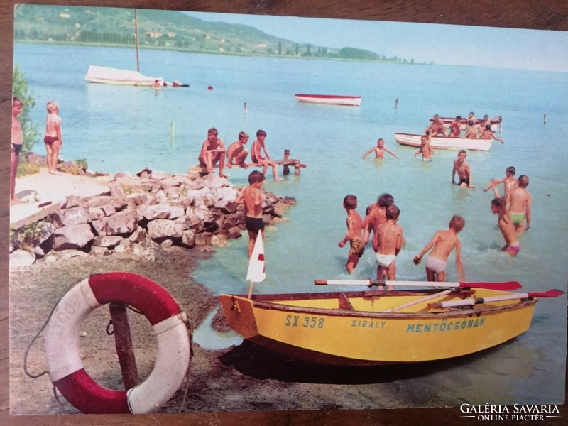 Balatoni képeslap strandoló gyermekekkel mentő csónakkal