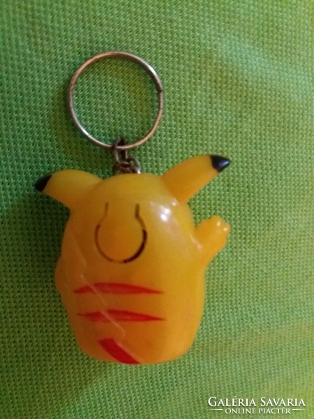 Retro traffic goods bazaar goods metal / plastic keychain pokemon pikachu figurine according to the pictures 2.