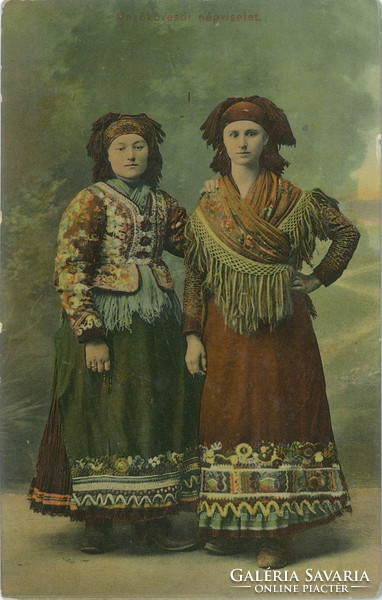 1910 – Mezőkövesdi népviselet. Színezett fotólap, képeslap.