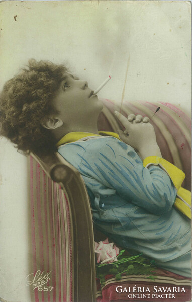 1925 – Fiatal, francia nő cigarettával. Romantikus képeslap. Színezett fotólap.