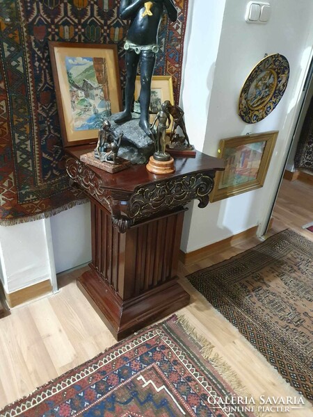2 large postmens carved from solid wood. Very nice decorative pieces. They are 80cm high