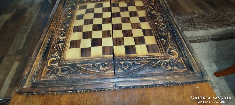 Indonéz faragott sakk készlet, faragott táblával