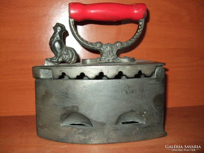 Charcoal iron with rooster decoration in beautiful condition