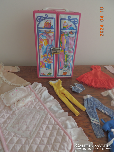 Vintage Barbie hordozható  ruhás szekrény