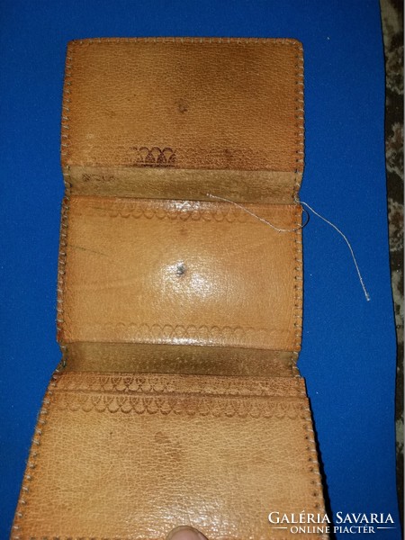 Antik lengyel bőrdíszműves oldalán fűzött szétnyitható valódi bőr pénztárca a képek szerint