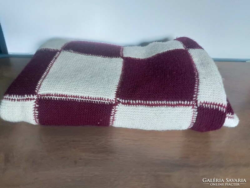 Large (230×160 cm) checkered warm knitted blanket