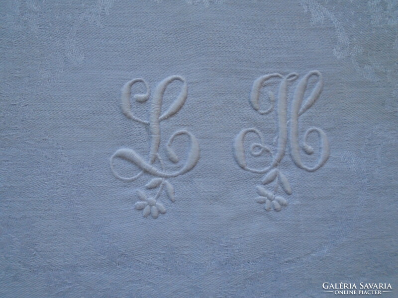 Iridescent, monogrammed damask napkin, tablecloth 79 x 67 cm.