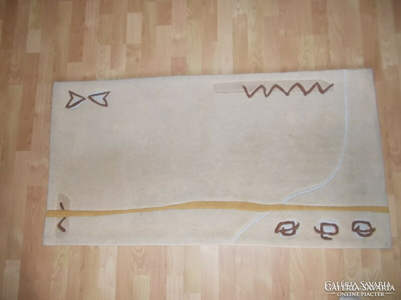 Hand-knotted wool rug. 130X68 cm