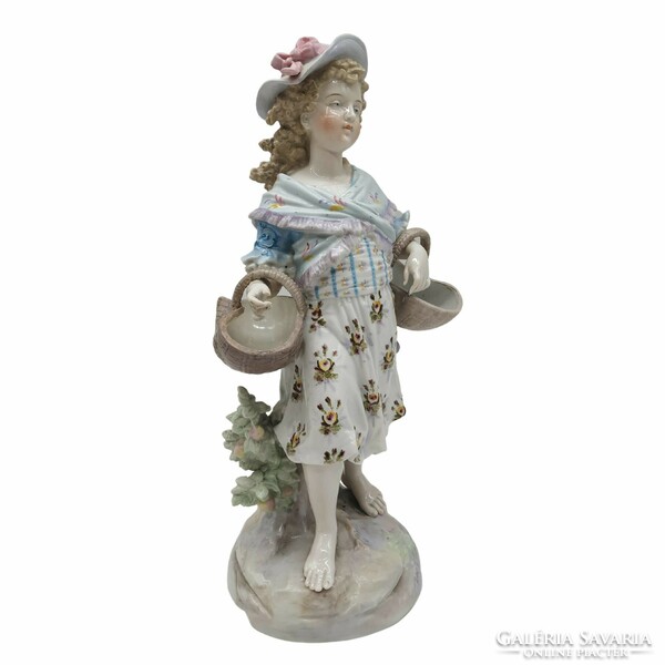 Meissen girl with two baskets m00988
