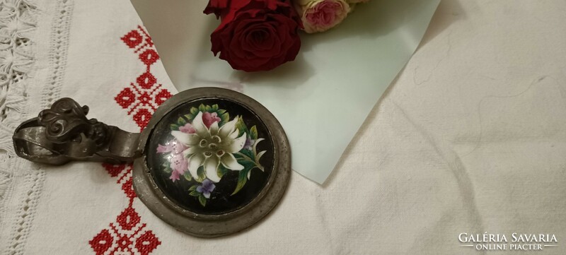 Korsó kupa ón fedél gyönyörű kerámia virággal díszes csattalfellelt állapotban
