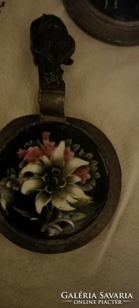 Jug cup tin lid with beautiful ceramic flower in decorative buckled condition