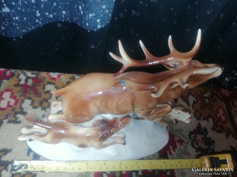 Antik porcelán vadász jelenet pici letörés az egyik aggancson a képeken látható