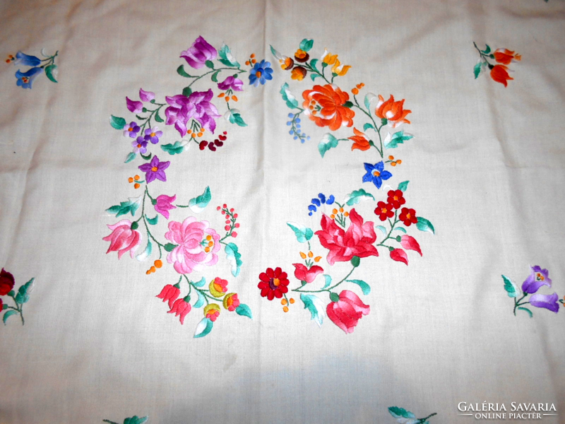 Large tablecloth with Kalocsai dus pattern - 114 cm x 114 cm