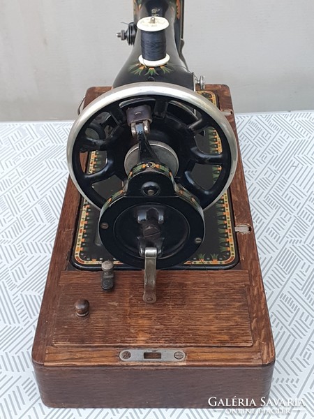 Singer antique sewing machine 1920
