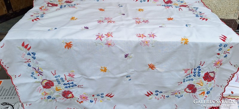 Large embroidered floral tablecloth 113 x 113 cm.