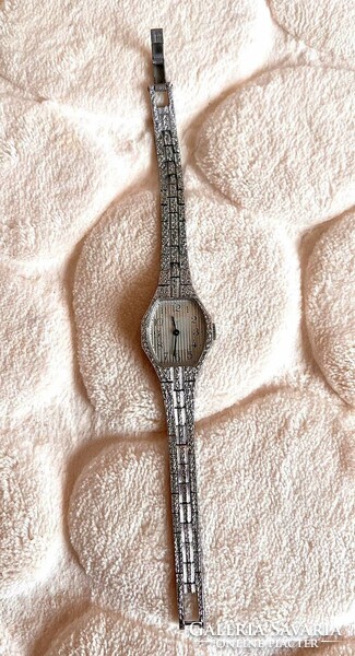 Ezüstösen csillogó csiszolt fém szíjas retro női ékszer karóra szovjet gyártmányú különleges darab