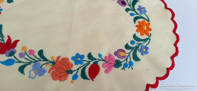Embroidered floral tablecloth 26 x 34 cm. Under porcelain or decorative objects