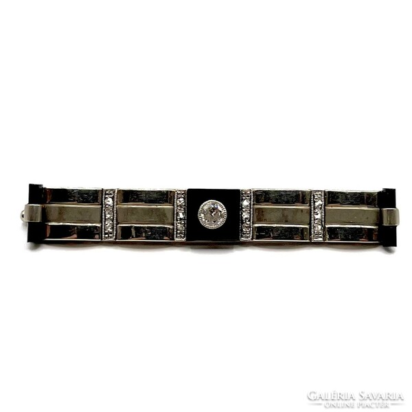 0220. Art deco white gold brooch with diamonds and onyx