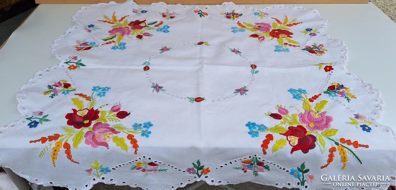 Large embroidered floral tablecloth 70 x 70 cm.