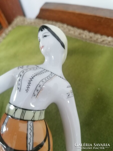 Román népviseletes vízhordó lány, porcelán