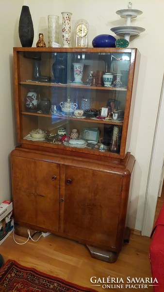 Urgent sale of a display case in good condition, including items. The lower part is closed, with shelves. About 80x180 cm.