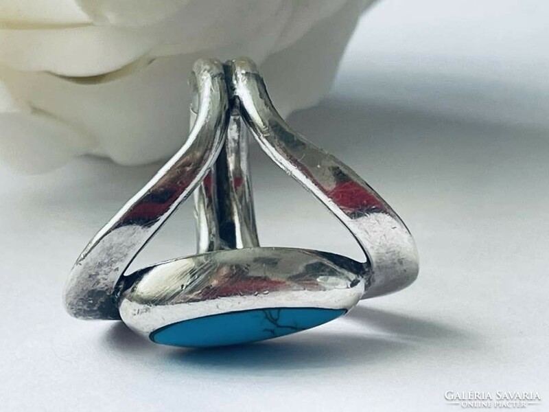 Design ezüst gyűrű természetes türkiz kővel.