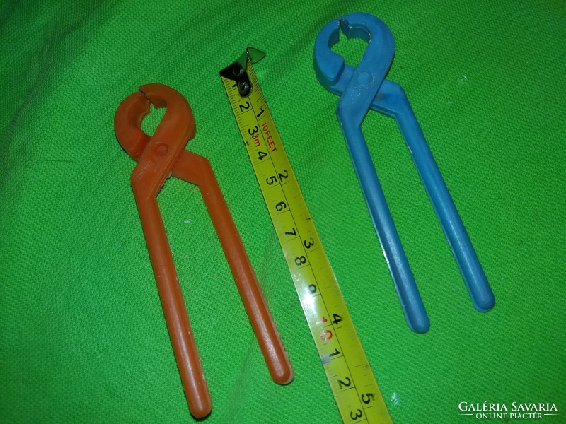 Old traffic goods, bazaar goods, plastic mechanic's toy, 2 pieces in one, as shown in the pictures