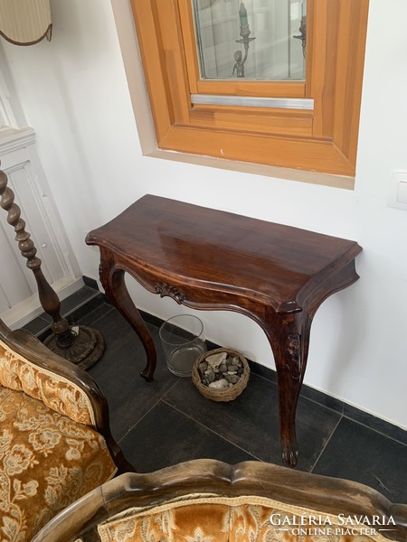 A beautiful wall-mounted two-legged console table!