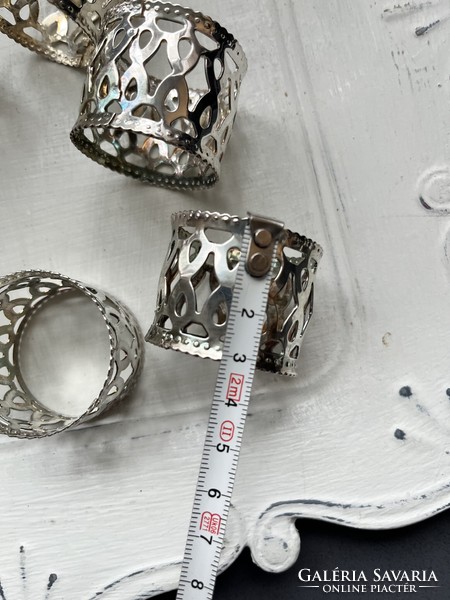 6 db ünnepi ezüstözött áttört díszítésű szalvétagyűrű készletben