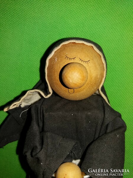 Régi nővér, apáca figura autentikus ruhában, fa bábú fa figura 15 cm állapot a képek szerint