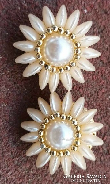 Flower-shaped pearl clip
