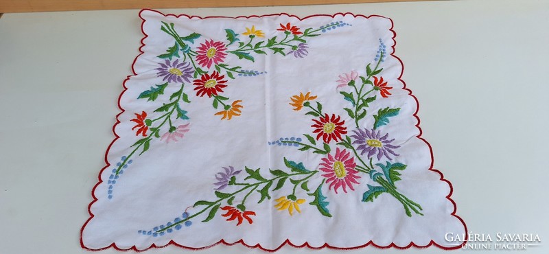 Embroidered floral tablecloth 42 x 42 cm.