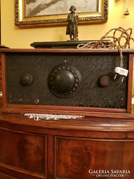 Csöves láda rádió a 30-as évekből