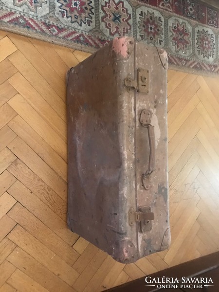 Koffer,bőrönd,sérült állapotban. Nagyon régi. Teljes felújítást igényel.Mérete:65x38 cm