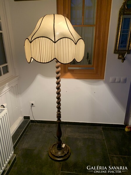 Colonial floor lamp in good condition